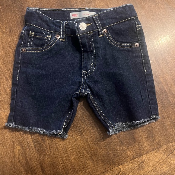 Boys 2T Levi denim shorts - Picture 1 of 3
